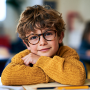 Enfant lisant à l'école